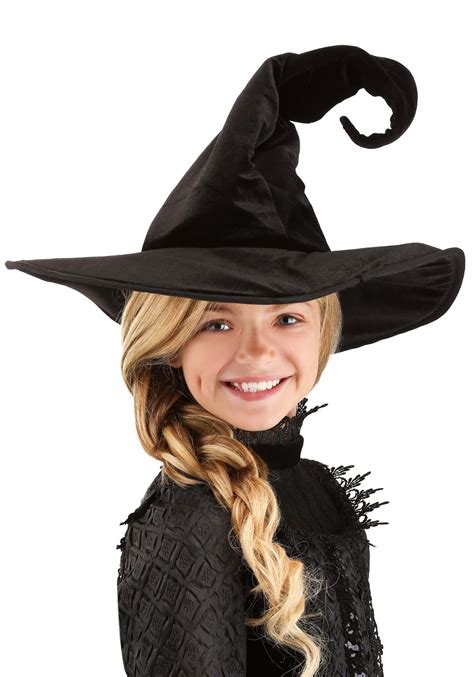 Black witch hat around me